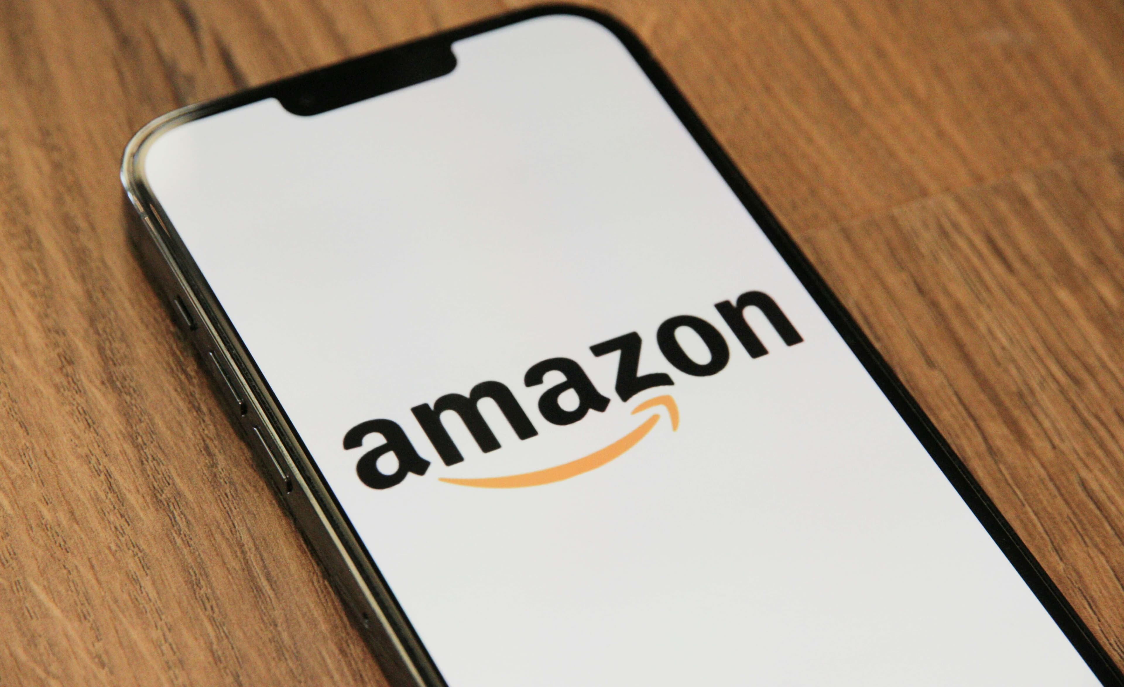 Zdjęcie telefonu z logotypem Amazon