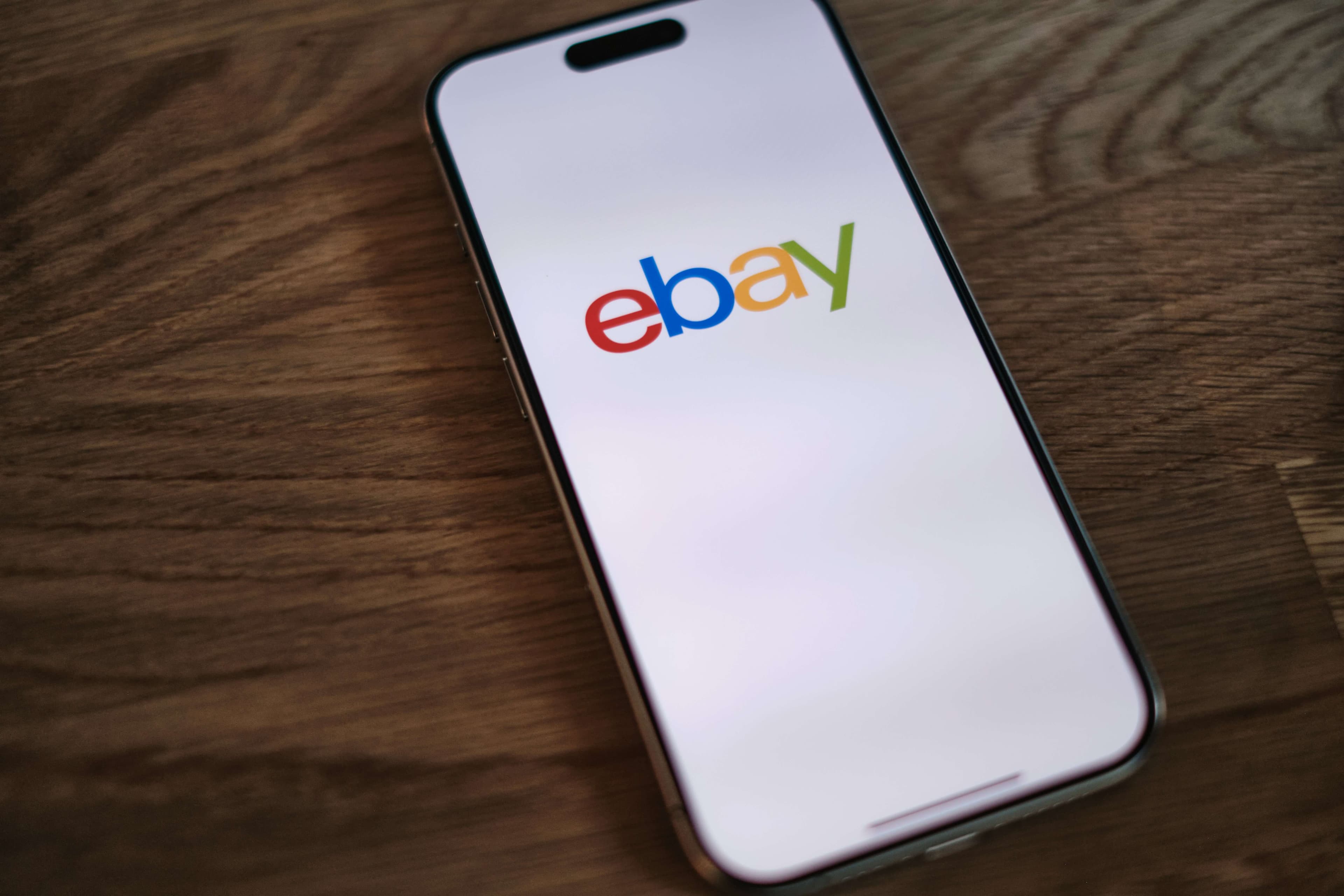 Zdjecie telefonu z logotypem ebay